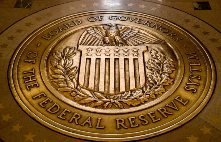美联储，或称联邦储备系统，虽然有点复杂，但可以通过多种方式影响比特币市场。